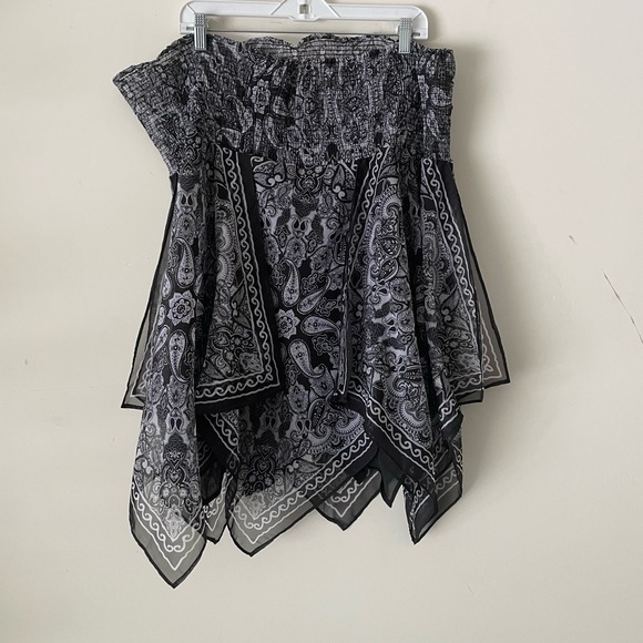 Newport News Dresses & Skirts - NEWPORT NEWS Black and White Midi Wrap Skirt Color: Black/WhiteSize: 14 paisley